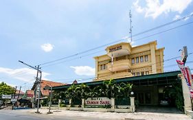 Reddoorz Plus Near Alun Alun Karanganyar Surakarta (solo) 3*