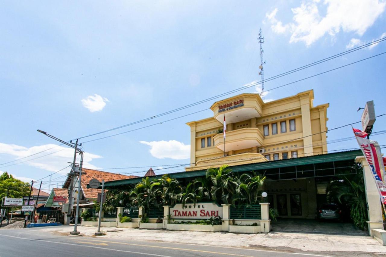 RedDoorz Plus near Alun Alun Karanganyar Surakarta  Bagian luar foto