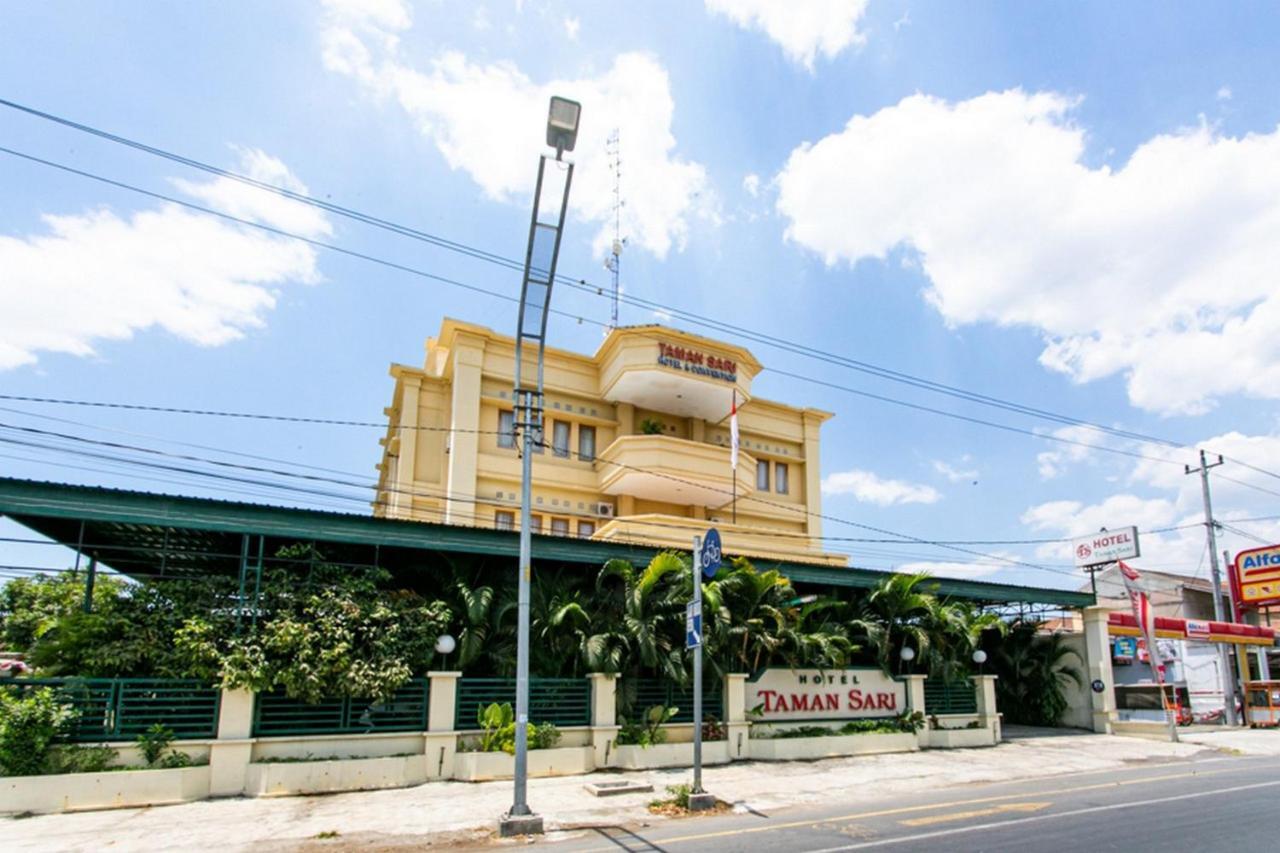 RedDoorz Plus near Alun Alun Karanganyar Surakarta  Bagian luar foto