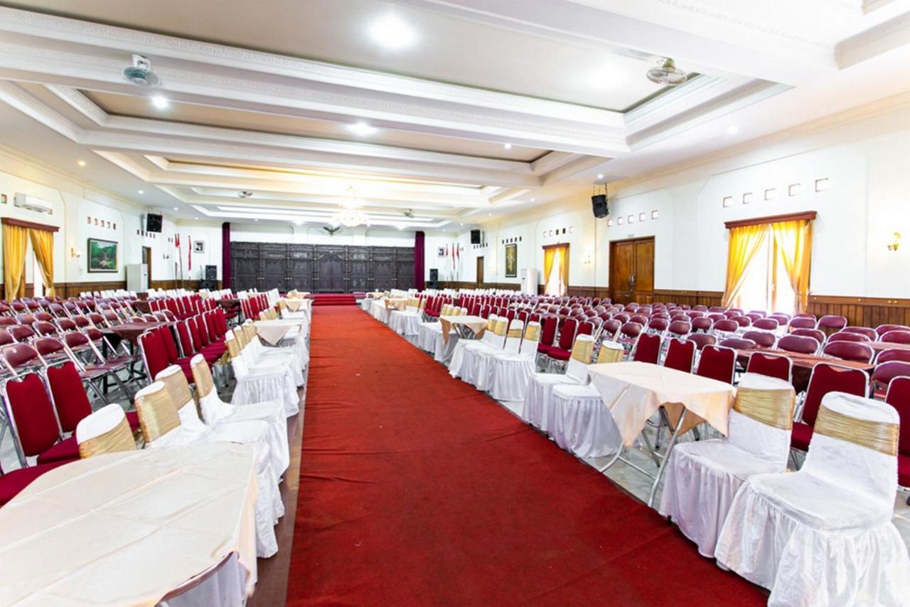 RedDoorz Plus near Alun Alun Karanganyar Surakarta  Bagian luar foto